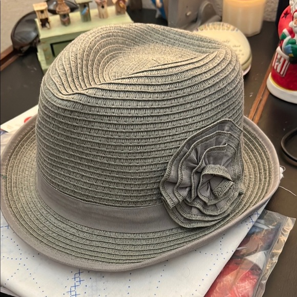 D&Y Stylish Gray Fedora with Flower Accent - Picture 1 of 3